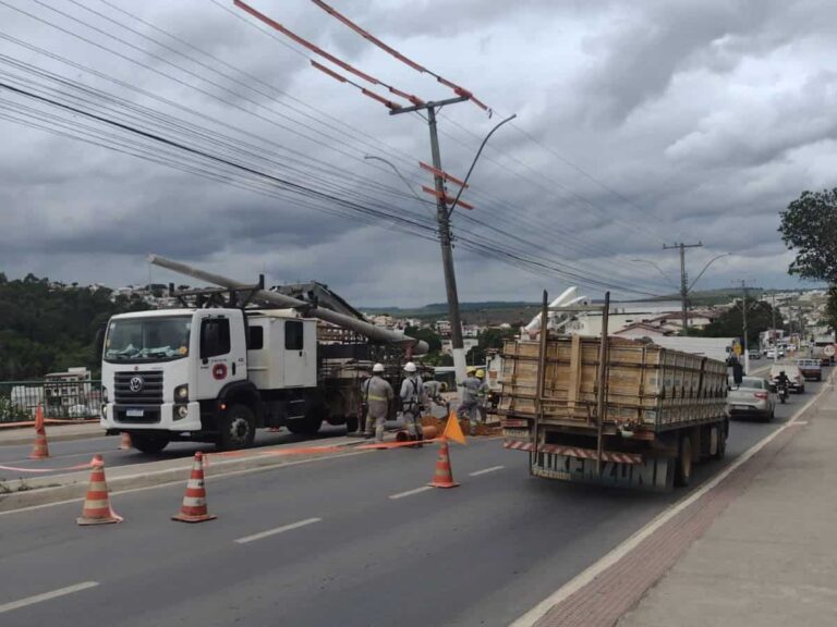 Carro Colide Poste Na Avenida Guanabara E Deixa Motorista Ferido