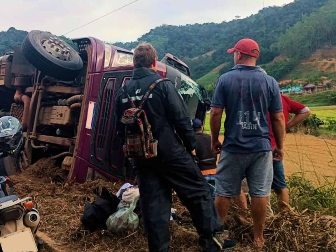 Caminhão Tomba Em Curva No Interior De Santa Maria De Jetibá Nova