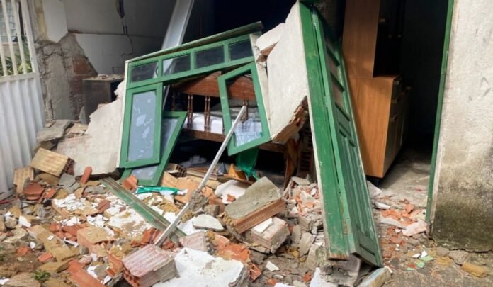 Caminhao-desgovernado-atinge-casa-e-assusta-moradores-em-Colatina-1