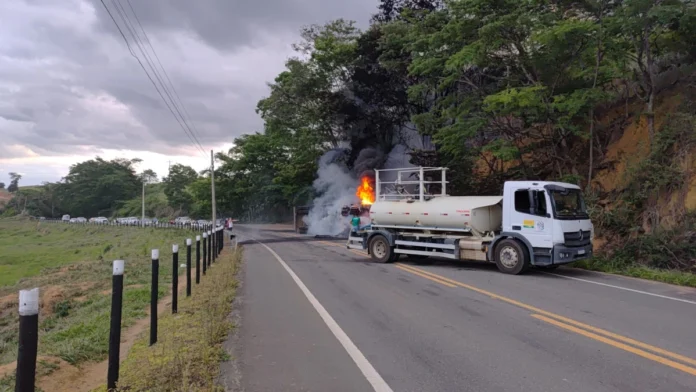 caminhao-com-carga-de-cafe-tomba-e-pega-fogo-na-es-080-em-aguia-branca-3014804-article