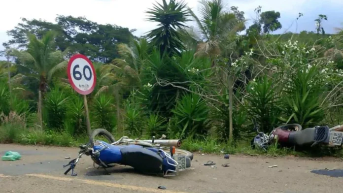 acidente-entre-motocicletas-acaba-com-duas-mortes-em-mantenopolis-3060780-article