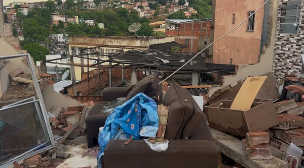 casa-fica-destelhada-apos-temporal-em-colatina--3080204-article