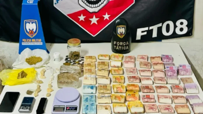 homem-e-detido-com-drogas-e-mais-de-r15mil-em-colatina-3085285-article