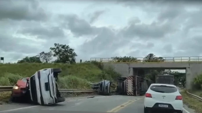 caminhao-cegonha-tomba-e-carga-atinge-carro-em-aracruz-3162314-article