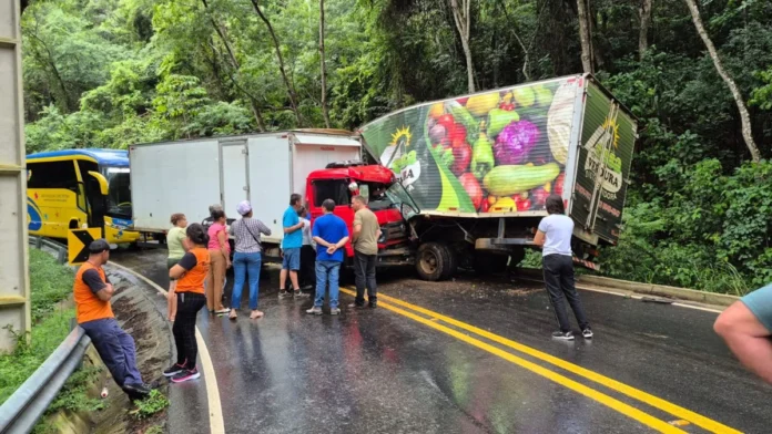 acidente-entre-caminhoes-deixa-vitima-presa-as-ferragens-em-santa-teresa-3194542-article