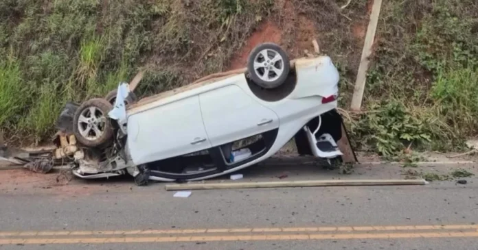carro-caiu-de-barranco-na-es-165-em-alto-rio-novo-no-noroeste-do-es-3207737