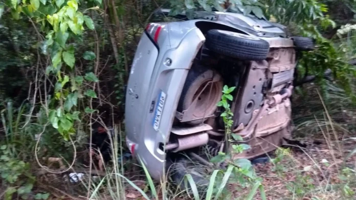 carro-capota-apos-tentar-ultrapassar-carreta-em-aracruz-3170980-article