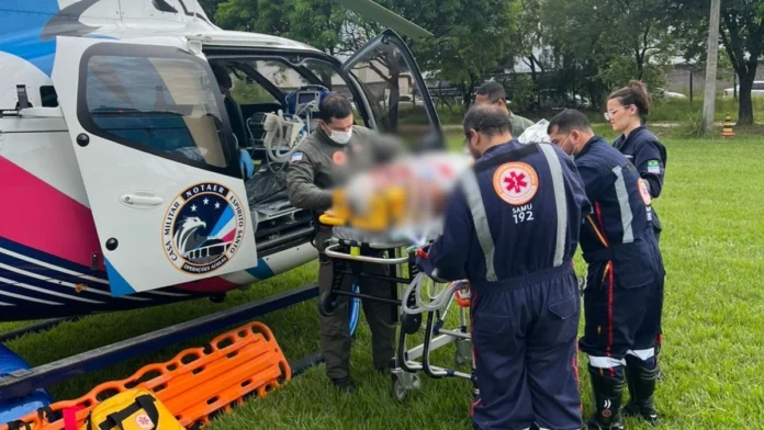 motorista-e-socorrido-em-helicoptero-apos-acidente-com-caminhao-em-aracruz-3176510-article