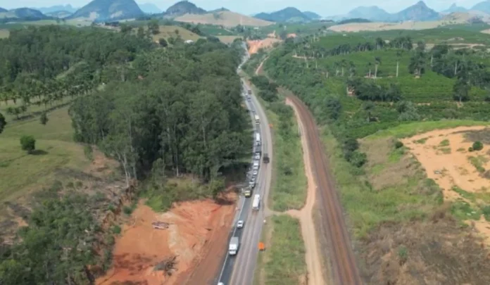 Fundao-tera-interdicao-total-na-BR-101-para-desmonte-de-rocha-nesta-quarta-1000x582