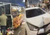Motorista embriagado perde controle de carro e atinge trailer em praça de Linhares