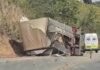 Carreta tomba e deixa trecho da BR-101 parcialmente interditado em Aracruz