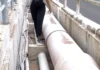 Obra deixa tubos expostos e obriga pedestres a passar sobre canos na Segunda Ponte, em Colatina