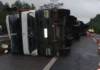 Carreta carregada com toras de eucalipto tomba e interdita parcialmente BR-101 em Pedro Canário
