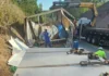 Carreta tombada há três dias mantém trânsito lento na BR-101, em Aracruz