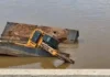 Escavadeira afunda no Rio Doce durante retirada de destroços de antiga ponte em Linhares